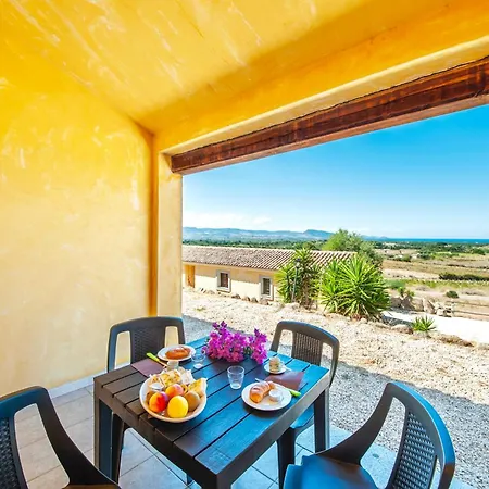 With Common Swimming-pool And Outdoor Private Area In Lägenhetshotell Badesi