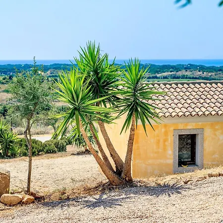 With Common Swimming-pool And Outdoor Private Area In Lägenhetshotell 3*