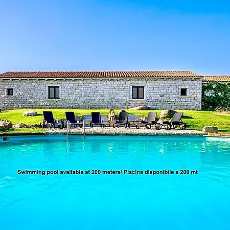With Common Swimming-pool And Outdoor Private Area In מלון דירות 3*