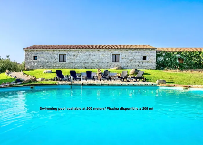With Common Swimming-pool And Outdoor Private Area In מלון דירות באדזי