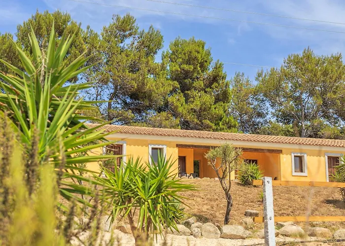 מלון דירות With Common Swimming-pool And Outdoor Private Area In באדזי